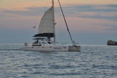 O wschodzie słońca.